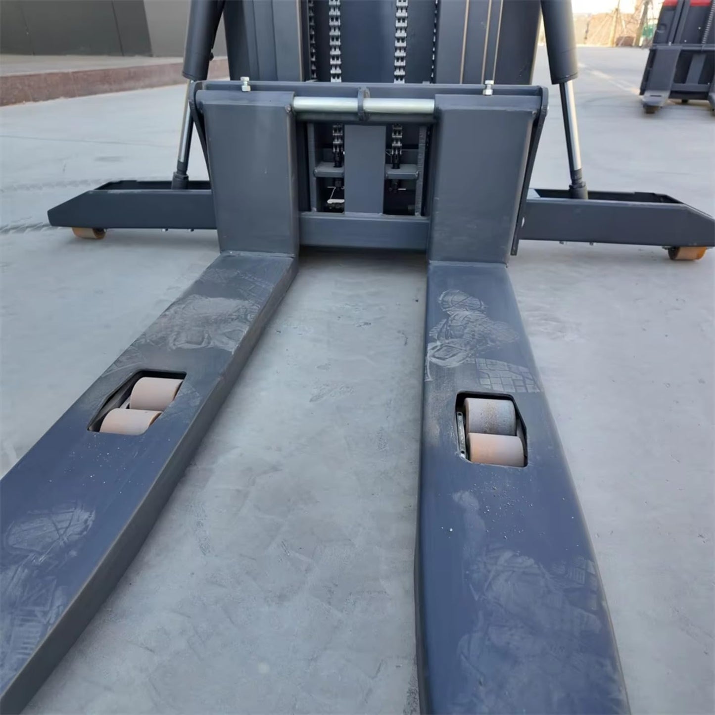 Heavy Duty Electric Pallet Stacker Forklift – Powered Warehouse Lift Truck – Compact Electric Stacker for Material Handling – Ideal for Industrial & Warehouse Use, 1.5 Ton Capacity