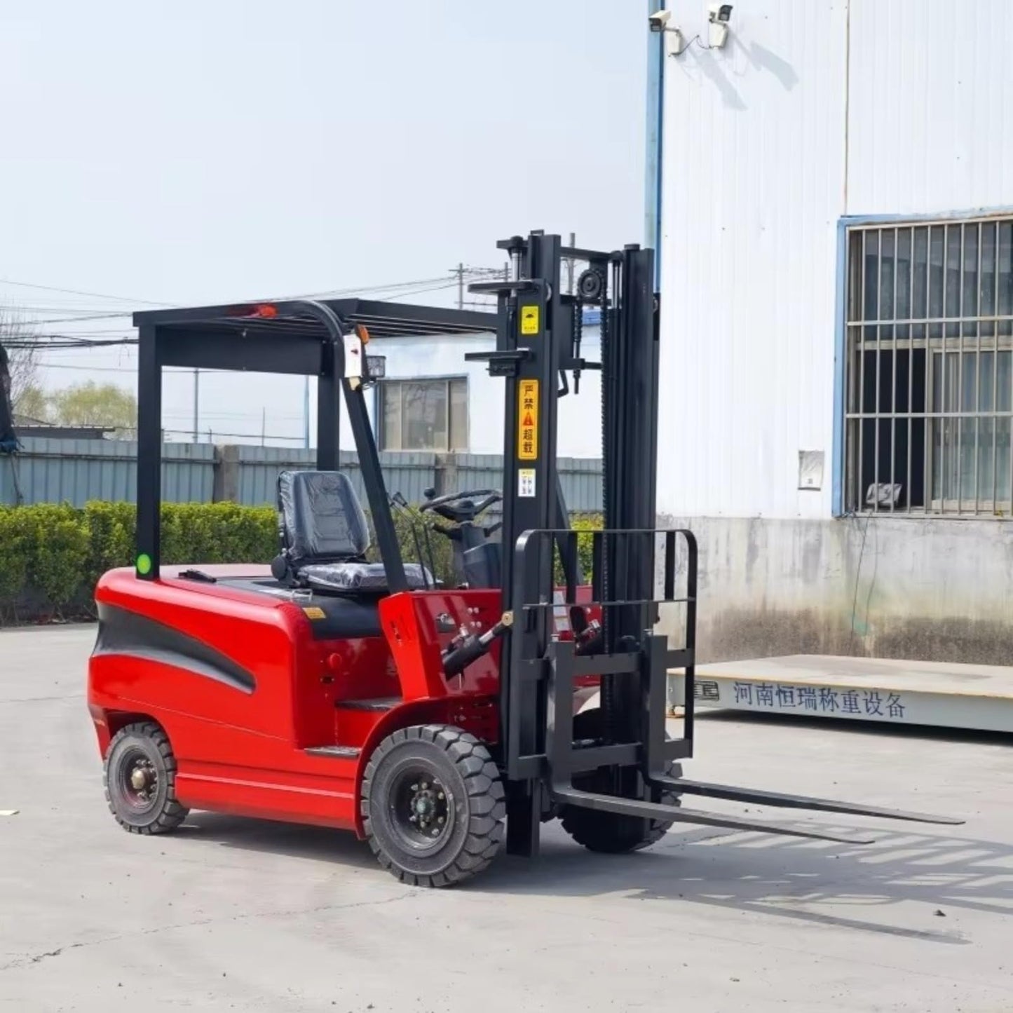 Electric Forklift Truck – High-Capacity Electric Pallet Stacker for Material Handling – 1 to 3 Ton Load, Compact Design for Warehouse & Tight Spaces