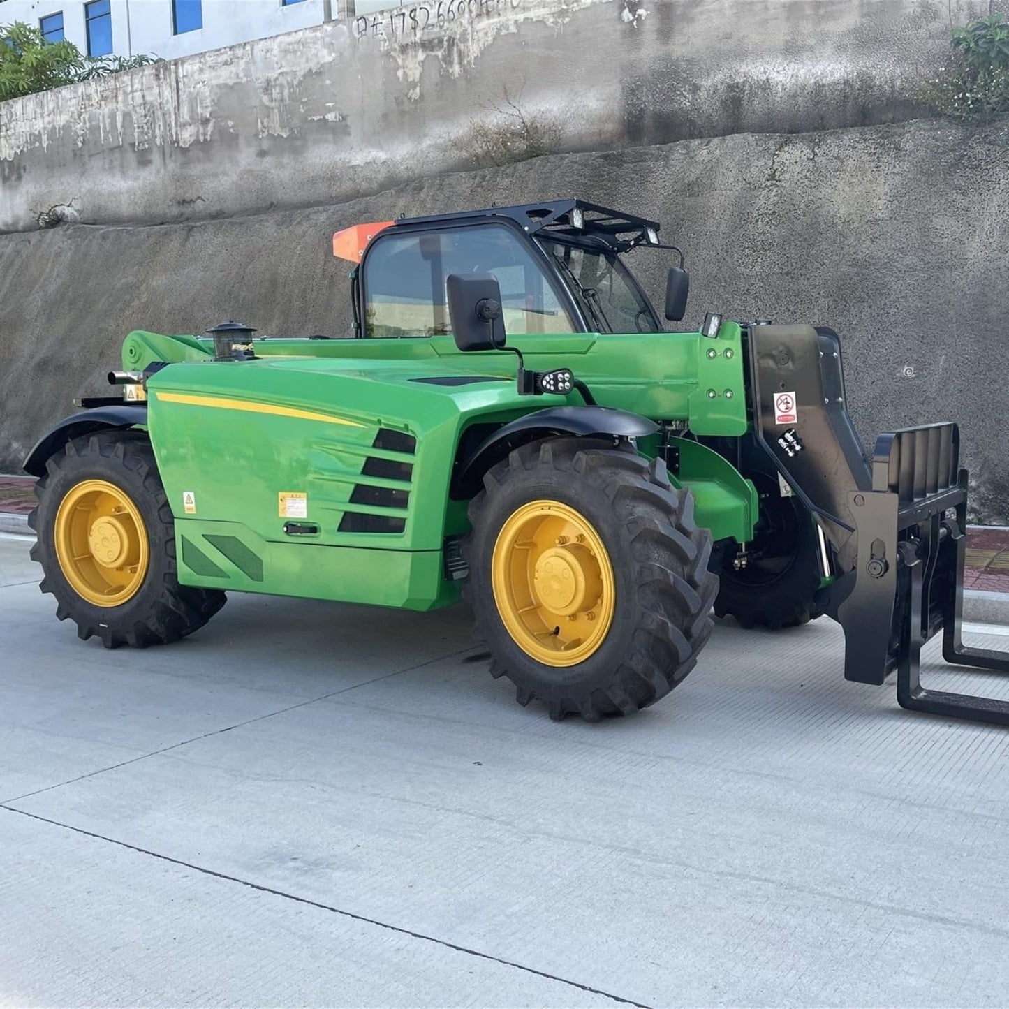 Construction Telehandler Forklift with Telescopic Boom Reach, All Terrain Material Lifting Equipment for Agricultural Warehouse and Yard Transfer Operations