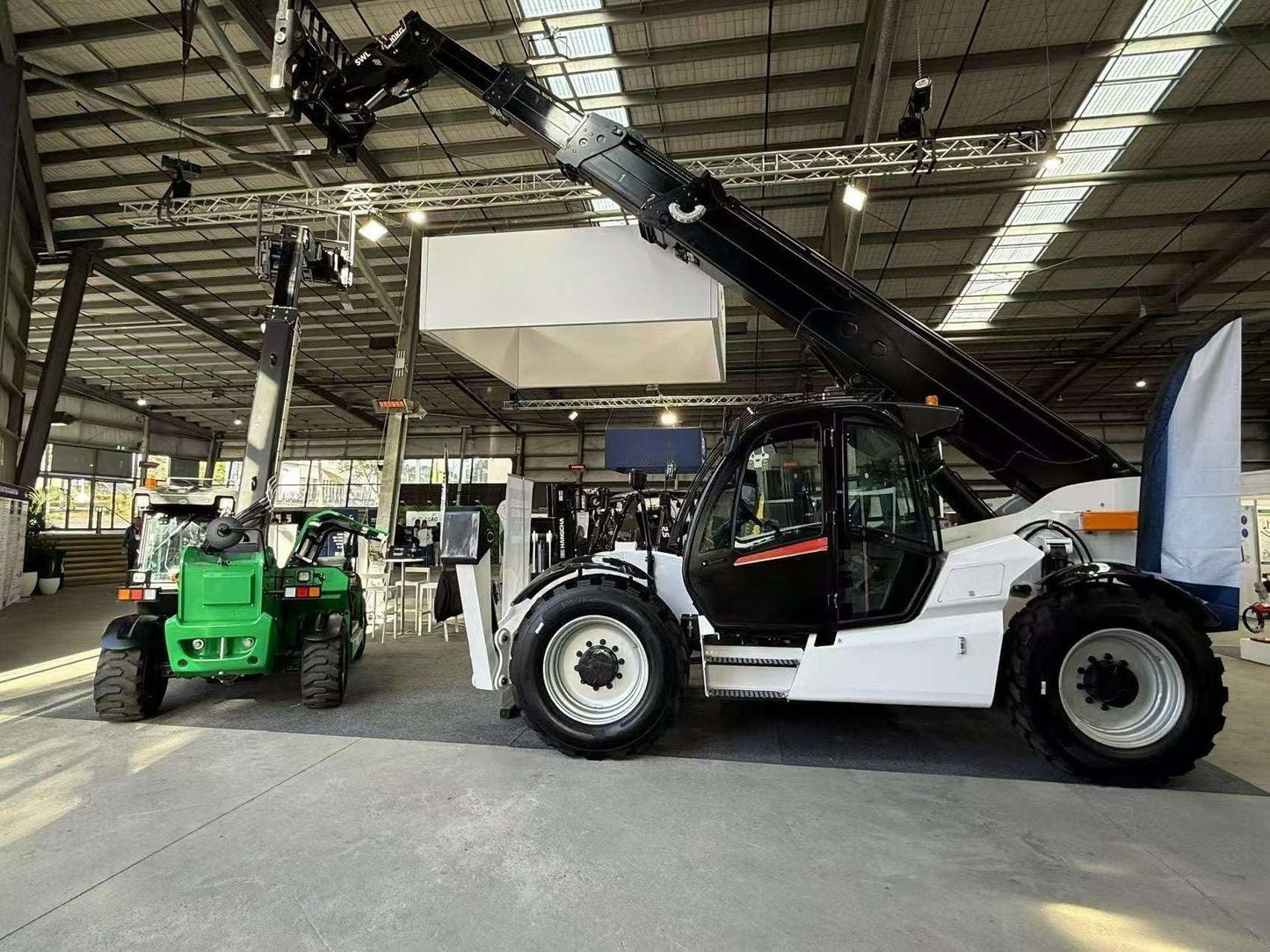 Telescopic Forklift Telehandler Rough Terrain Fork Lift Truck All Terrain Construction Material Handling Boom Lift Machine Industrial Warehouse Yard Loading Lifting Equipment Outdoor Use