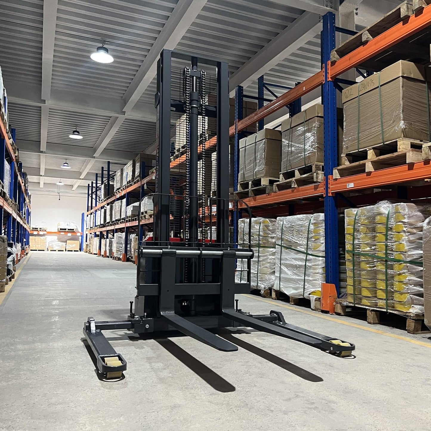 MechMaxx 3300lbs Electric Straddle Stacker with 24V/100Ah Maintenance-Free AGM Battery, 118" Lift, Adjustable Legs & Forks, Model F33-118SLA