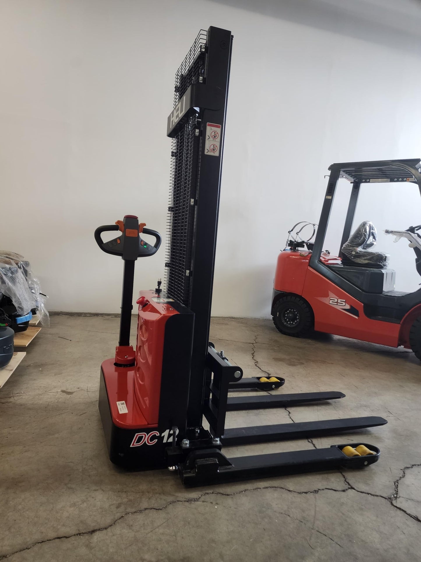 Electric Pallet Stacker, 2600 lbs Capacity, 118" Lifting Height. Lithium ion 24V / 60 Ah